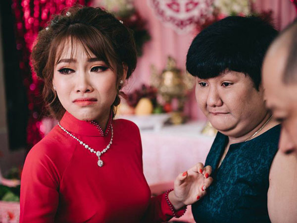Câu chuyện đằng sau hành trình yêu thương của cô em gái bị não úng thủy dặn chị trong ngày cưới: 'Chị lấy chồng, đừng bỏ Lan nha!'
