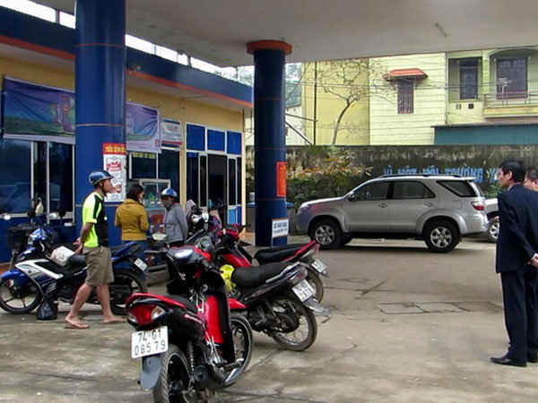 Cây xăng bán xăng lẫn nước, hàng loạt xe chết máy