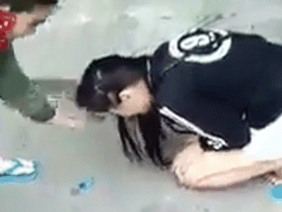 Clip: Vợ cầm mũ bảo hiểm đập vào đầu bồ nhí, bắt quỳ lạy giữa đường, chồng trốn biệt tăm không dám ló mặt