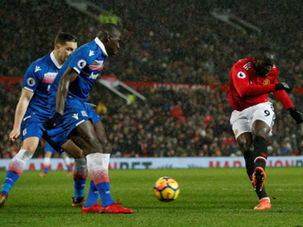 Man Utd thắng đậm Stoke, rút ngắn còn 12 điểm tới Man City