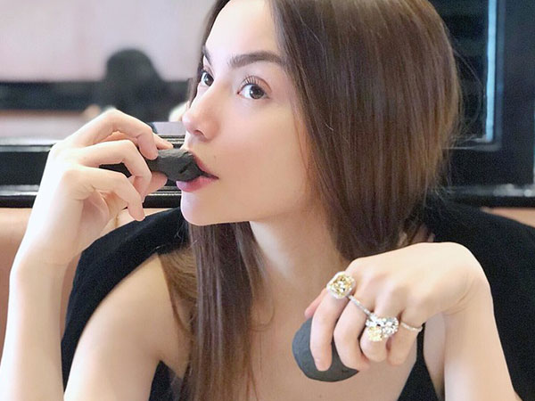 Mượn hình ảnh ăn bánh, Hồ Ngọc Hà khoe một lúc 4 chiếc nhẫn kim cương