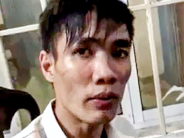 Nam thanh niên ngáo đá tưởng bị truy sát, leo lên trần nhà cố thủ