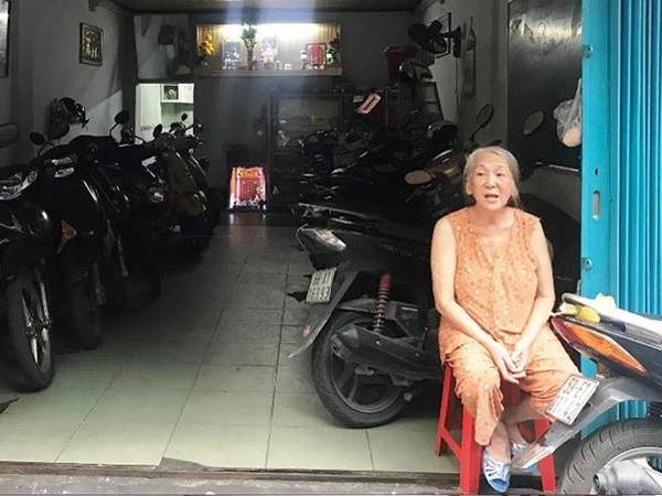 Tạm đình chỉ 48 bãi xe 'vua' trên vỉa hè TPHCM: Giữ xe tại gia quá tải