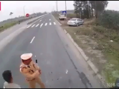 Video: Xác minh cảnh sát giao thông nghi nhận tiền mãi lộ