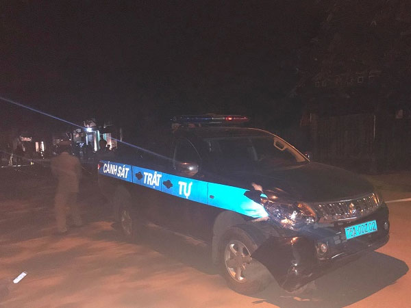 Xe máy va chạm xe cảnh sát trật tự, đôi nam nữ trọng thương