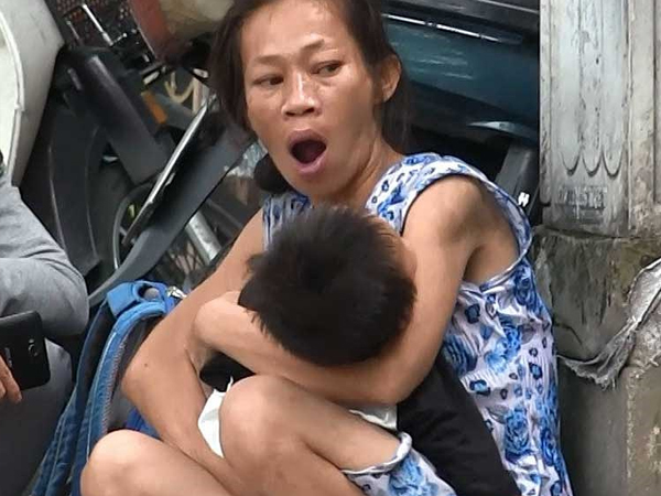 Ẵm con ăn xin, chơi ma túy ở khu phố Tây