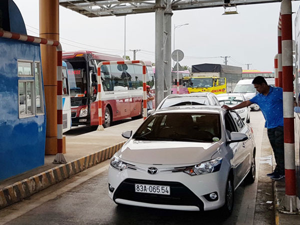 Cấm dừng xe quá 5 phút tại trạm thu phí có trái luật?