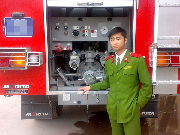 Chàng lính cứu hỏa vừa lái xe vừa đọc rap về nghề chữa cháy