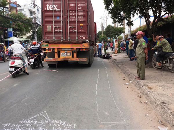Cố tránh lên vỉa hè, người đàn ông vẫn tử vong dưới bánh xe container