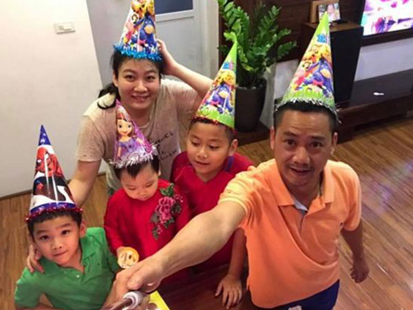Cuộc sống đáng mơ ước với vợ đẹp, con ngoan của chàng diễn viên thấp bé Bình Trọng