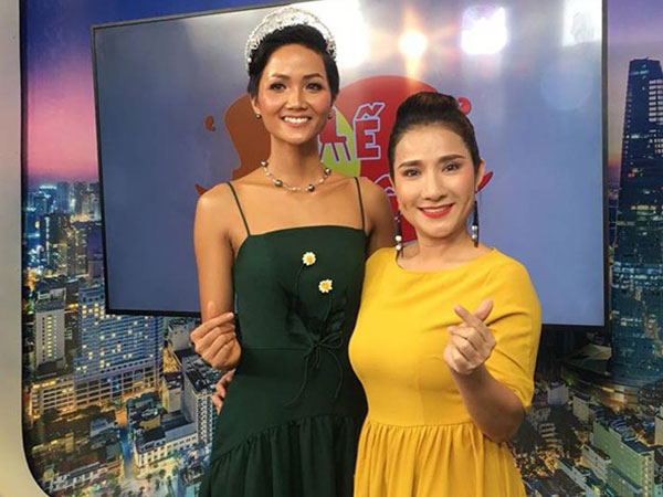 Đi muộn 1 tiếng, Hoa hậu H'hen Niê nói gì với MC Cát Tường và ê-kíp?