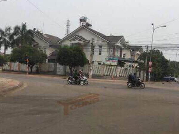 Hết chỗ tâm sự, 2 ninja đứng giữa đường nói chuyện mặc kệ người qua lại