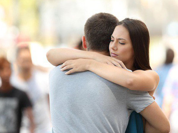 Nhìn thấy vợ hoặc chồng của bạn mình ngoại tình, có nên nói không?