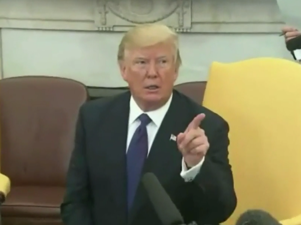 Trump chỉ thẳng mặt và đuổi phóng viên CNN ra ngoài