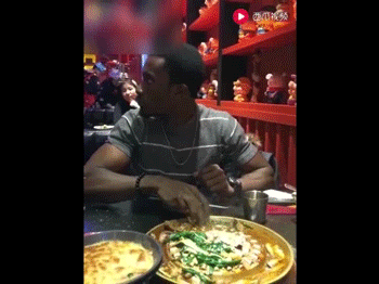Video: Dùng tay không ăn lẩu, chàng trai khiến dân mạng rùng mình