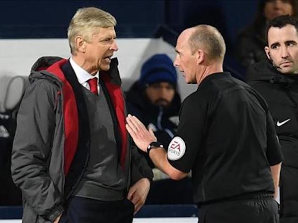 Wenger chửi trọng tài Premier League là "nỗi ô nhục