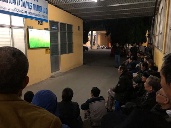 Bệnh nhân khoa tim mạch cũng nô nức cổ vũ, không rời mắt khỏi U23 Việt Nam