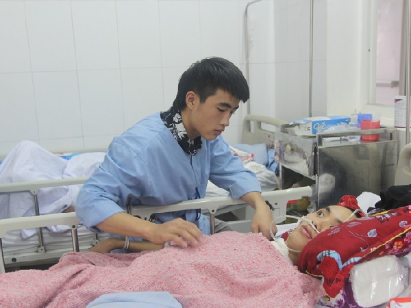 Bố bỏ đi, nam sinh lớp 12 phải nghỉ học để chăm mẹ tâm thần cùng anh trai chấn thương sọ não