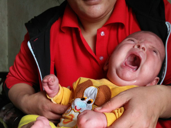 Con mới sinh đã mắc căn bệnh hiếm gặp ngặt nghèo, bố mẹ suốt ngày thay nhau bế vì con nằm xuống là tắt thở