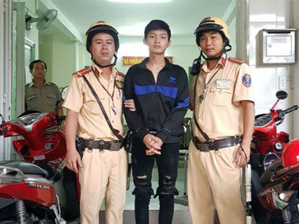 CSGT truy bắt đối tượng có lệnh truy nã đang trên đường bỏ trốn