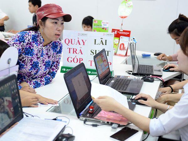 Người Việt đang vay tiền xài quá mức