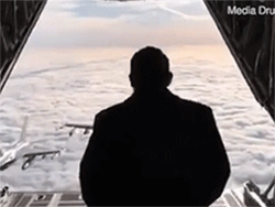 Vị thủ tướng đứng ở đuôi máy bay trên cao 5.000m vẫy chào chiếc F-16