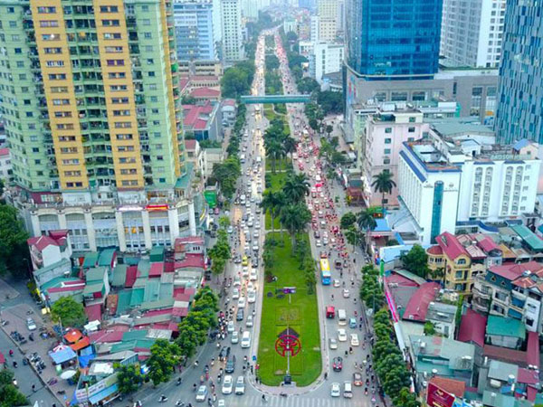 Video: Hà Nội xén dải phân cách trên đường đẹp nhất Việt Nam