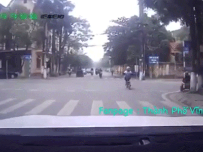 Video: Nữ sinh vượt đèn đỏ bị ô tô tông văng giữa ngã tư