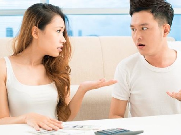 Vợ lười biếng, kiếm cớ chăm con không chịu đi làm, chỉ thích ở nhà ăn chơi