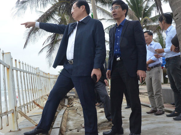 Chủ tịch Huỳnh Đức Thơ đi thị sát, chứng kiến bờ biển Đà Nẵng sạt lở kinh hoàng
