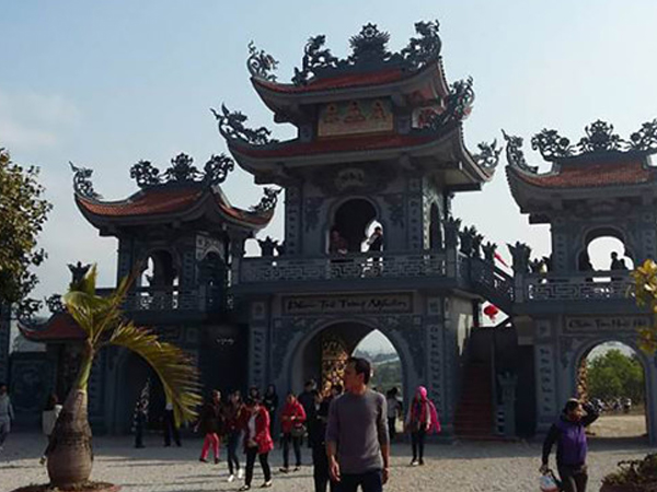 Hướng dẫn viên đưa khách Trung Quốc vào chùa theo 'tour chui' bị phạt 7,5 triệu đồng