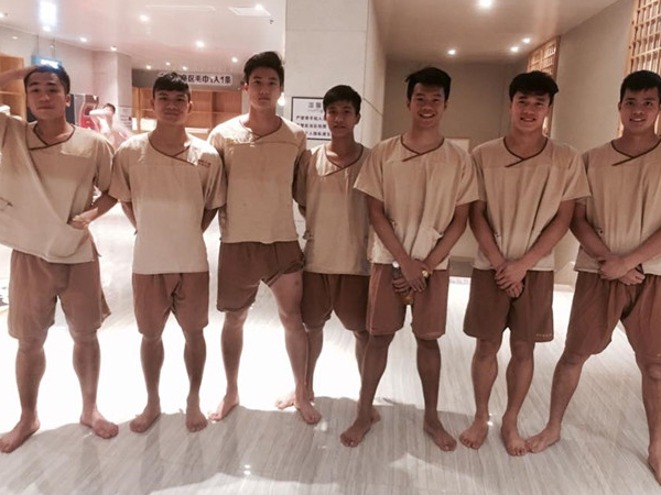 Kiệt sức, U23 Việt Nam phải trị liệu để hồi phục