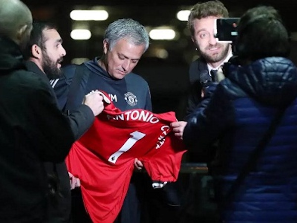 Mourinho bị lừa ký vào áo có tên Conte