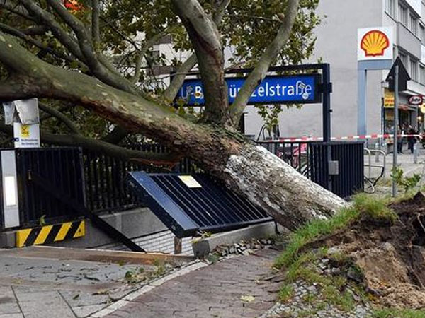Người đi bộ bị gió thổi bay trong bão kinh hoàng ở châu Âu