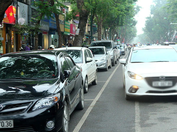 Video: Người Hà Nội than 'choáng' với giá trông giữ xe mới