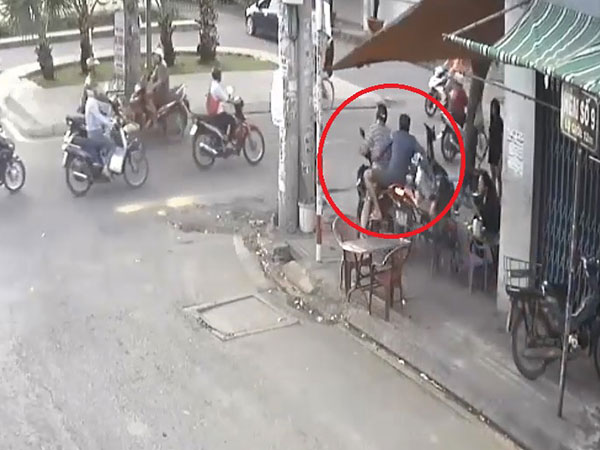 SỐC: Đàng hoàng dọn lối vỉa hè rồi phi xe máy lên... cướp điện thoại