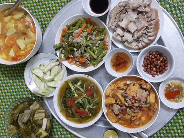 Than thở nấu cả mâm cơm thịnh soạn mà chồng chê, mẹ trẻ cứ tưởng được an ủi nào ngờ lại bị chê thêm