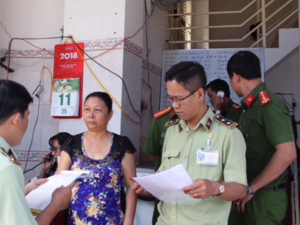 Tiêu hủy hơn 1,7 tấn đầu cá hồi, đùi gà... không rõ xuất xứ