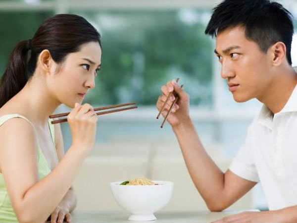 Vợ chồng trẻ con và những câu chuyện cười ra nước mắt