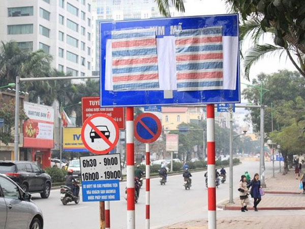 Vừa cắm biển thông báo xử lý các xe hợp đồng dưới 9 chỗ, Hà Nội vội vàng lấy túi ny long bịt kín