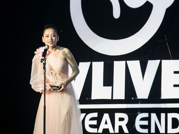 Bị khán giả la ó vì hát live kém, Chi Pu vẫn nhận giải Nghệ sĩ đột phá