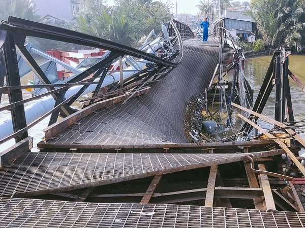 Cận cảnh hiện trường kinh hoàng sập cầu Long Kiển ở Sài Gòn, chưa thể vớt ô tô tải rơi xuống sông