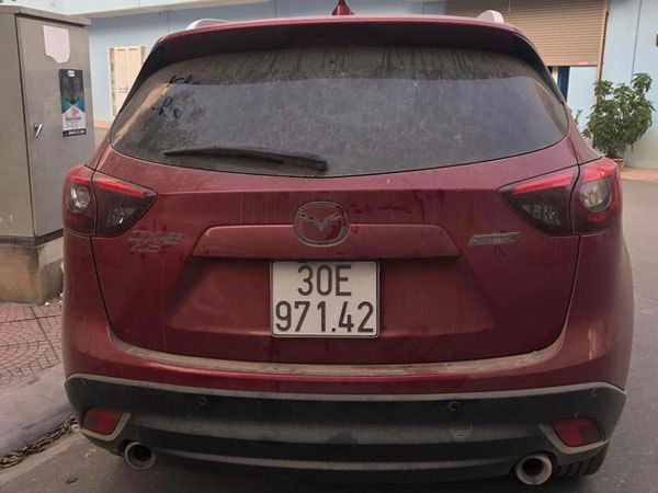 Chưa kịp đón Tết, bộ đôi Mazda CX-5 đã bị vặt trụi logo tại Hà Nội