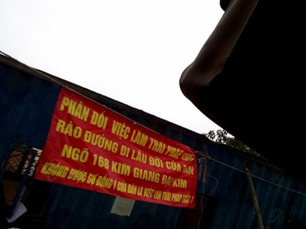 Hà Nội: Bỗng dưng bị rào đường, người dân căng lều, giăng biểu ngữ phản đối
