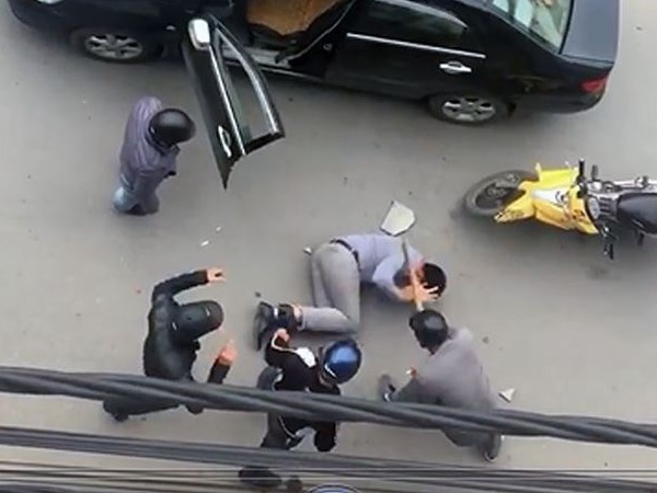 Lộ nguyên nhân vụ tài xế bị lôi khỏi ô tô, đánh dã man trên đường