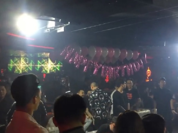 Nhiều dân chơi vứt ma túy, bóng cười rồi tìm cách tháo chạy khi công an ập vào quán bar ở trung tâm Sài Gòn