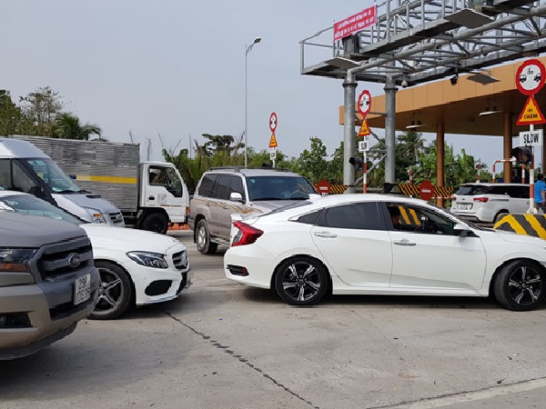 Ôtô quay đầu 17 lần, BOT Sóc Trăng xả trạm
