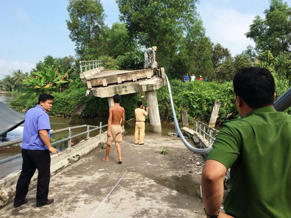 Sà lan tông sập cầu Long Hòa B, bốn người thoát chết