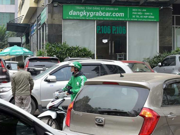 Tài xế phản đối Uber, Grab: Tôi dừng chạy xe, bị cô lập mấy ngày qua