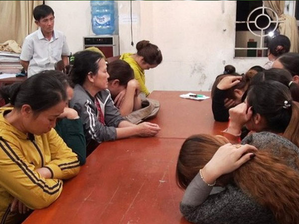 Tạm giữ hàng chục 'quý bà' trong ổ bạc núp bóng đám giỗ